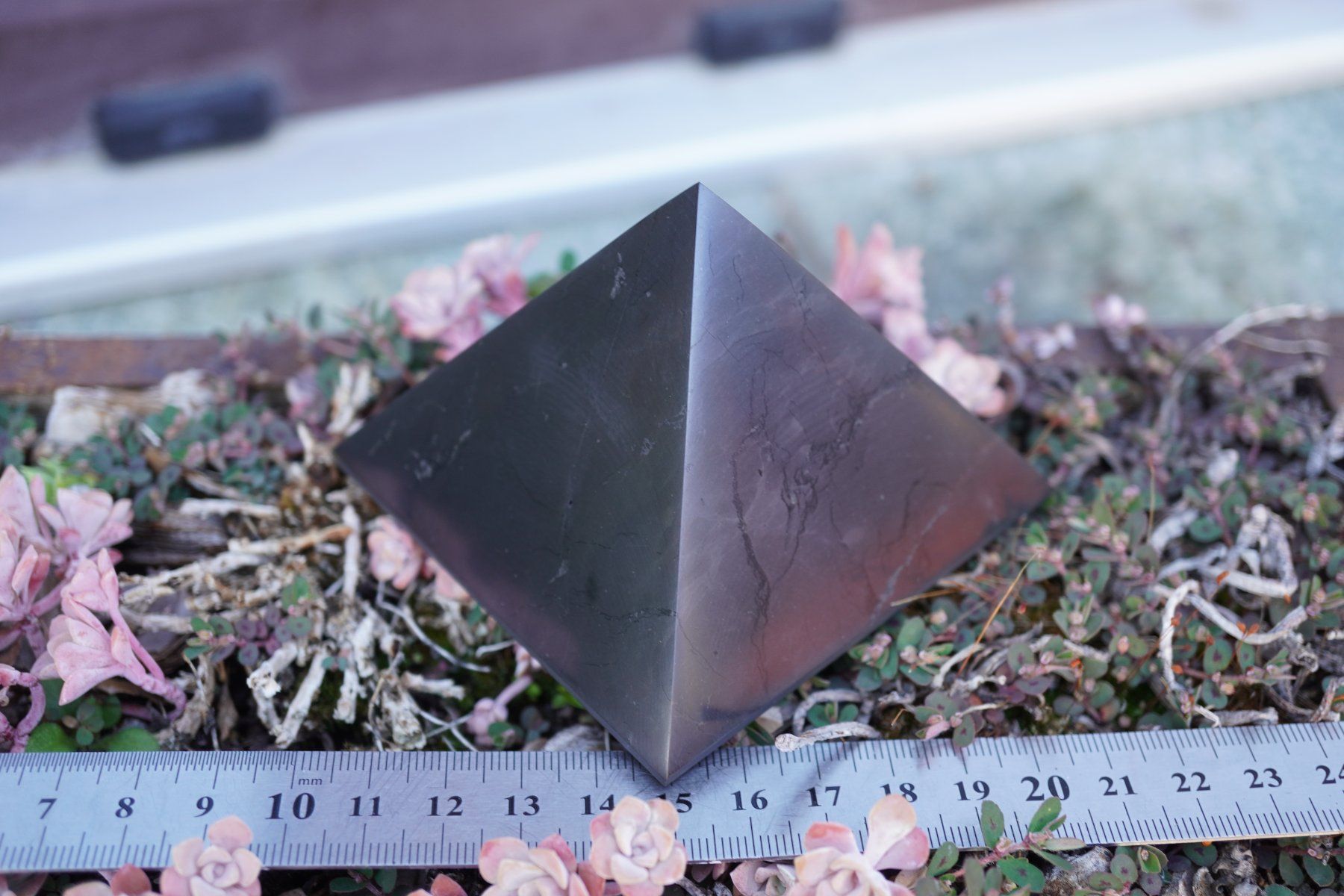 Minerali & Pietre curative: Schungit / Shungit  Pyramide   8cm – Nuovo e nell'imballaggio originale da Eschenbach SG venduto da topstone 1