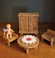 Puppenhausmöbel mit kleinen Puppe