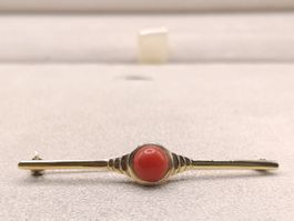 Art Deko 835er Silber vergoldete Brosche mit Natur Koralle