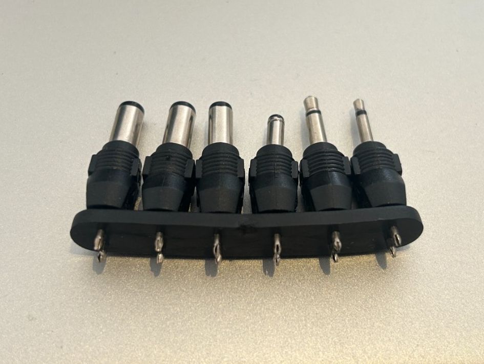 Laufwerke & Adapter: Set connettori intercambiabili per alimentatori universali – Gebraucht aus Camorino von c_raf 1