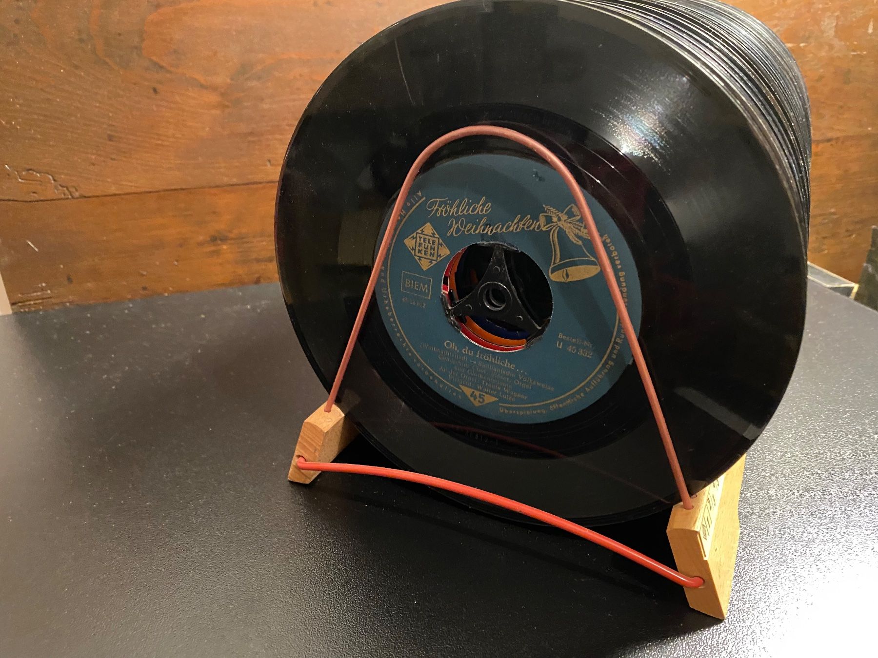 Dischi in vinile: Vintage Plattenständer mit ca. 50 Singles – Usato da Rorbas venduto da tun_m7fz 3