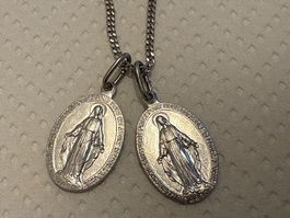 Silberfarbene Kette mit zwei Anhängern, Maria von Lourdes