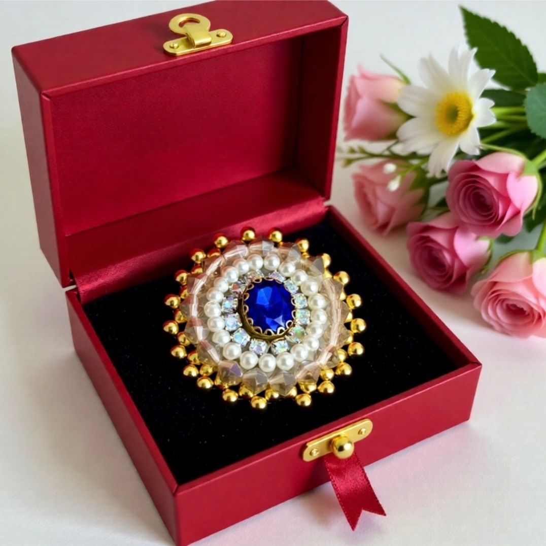 Spille & Fermagli: Luxuriös Blauer Saphir Royal Brosche - Handgemachte Brosche – Nuovo e nell'imballaggio originale da Vals venduto da ABA-Atelier 5