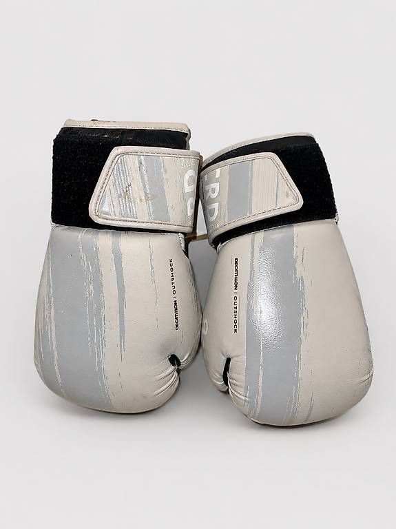 Guanti & manicotti: Gants de boxe Outshock 8 oz  Gris clair – Usato da Chêne-Bougeries venduto da Dorys