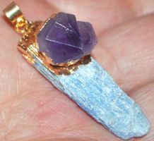 Anhänger L-1910– Zyanit mit Amethyst goldig eingefasst 44x13