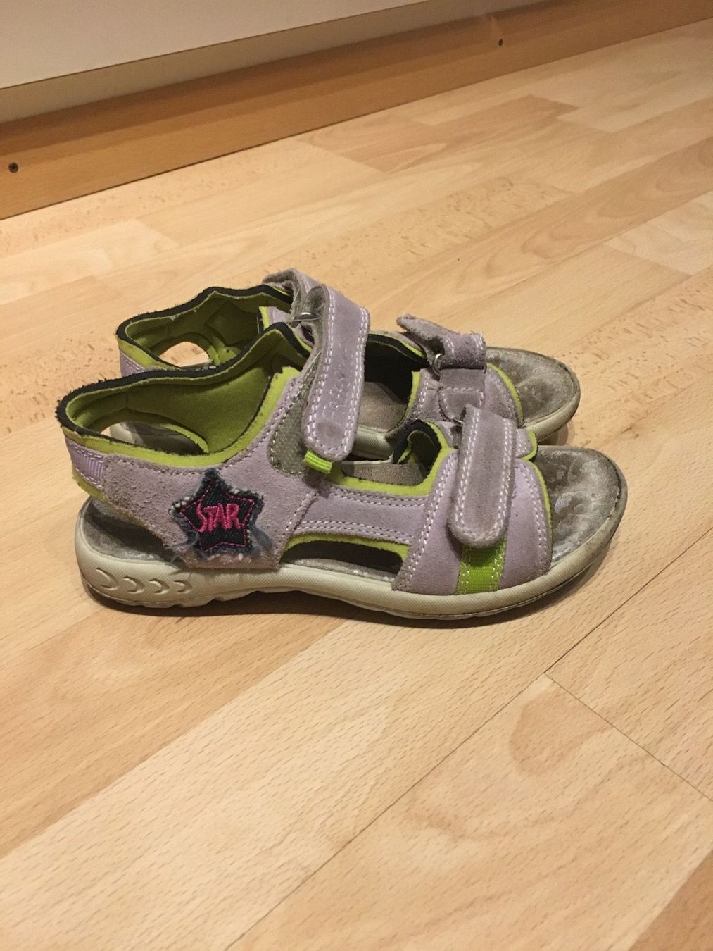 Scarpe per ragazze: Sandalen Grösse 32 – Usato da Uetendorf venduto da Gar_9pvy 2