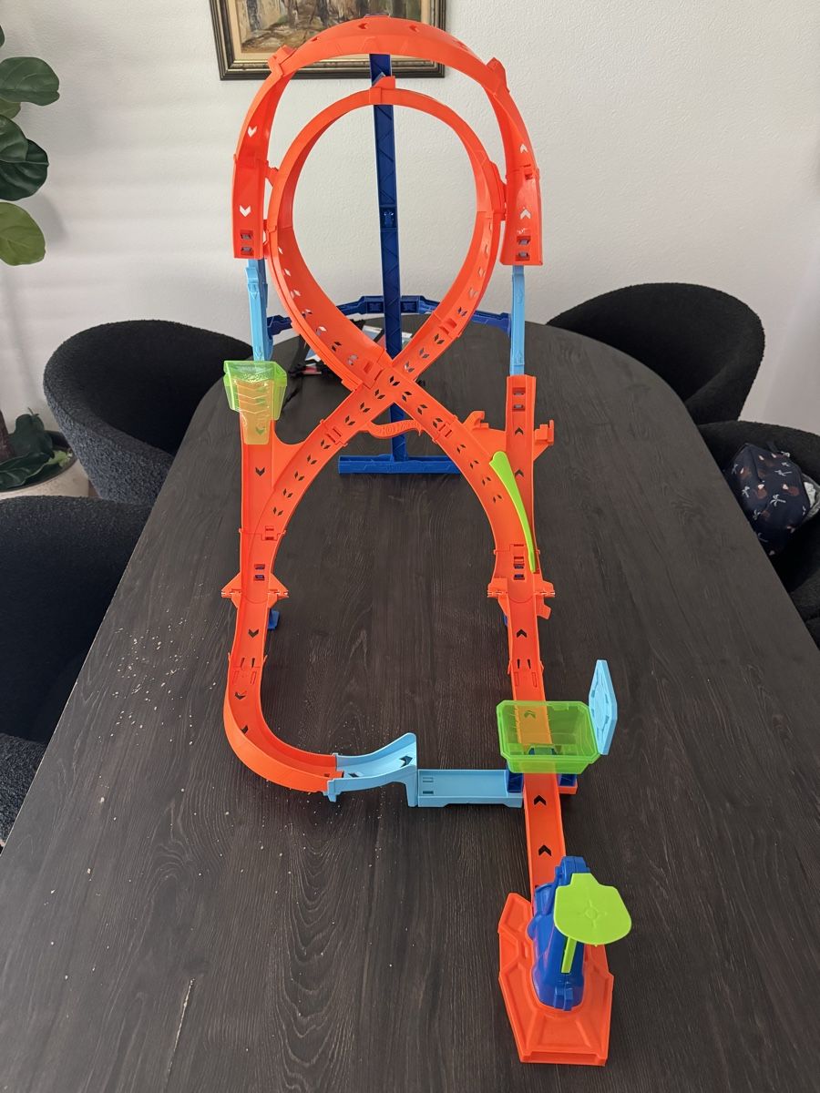 Hot Wheels Giocattoli: Hot Wheels Autorennbahn Loop Erweiterung Top Zustand – Usato da Lachen SZ venduto da AdhurimB
