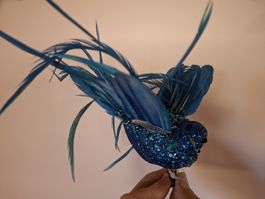 neu: Blauer Deko Vogel mit Federn, Perlen und Glitzer