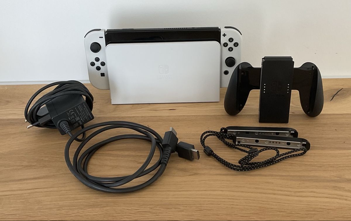 Nintendo Consoles: Nintendo Switch OLED Weiss – D'occasion à Reinach BL par smirni22