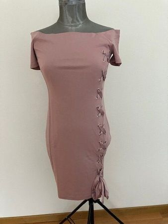 Robe moulante rose poudré avec laçage , taille 40 Amisu