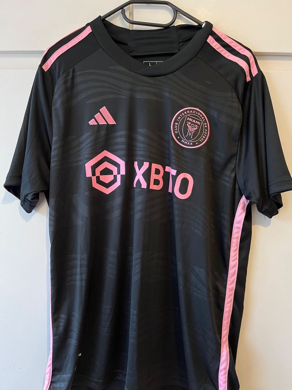 Adidas Canottiere & Pantaloni: Inter Miami Auswärtstrikot 23/24 Messi – Nuovo (secondo la descrizione) da Dällikon venduto da Gia_7d57 1