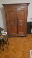 Antiker Kleiderschrank aus Holz zweitürig gebraucht