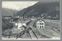 BRIG/NATERS, CHANTIERS À BRIG, AU FOND LE VILLAGE DE NATERS