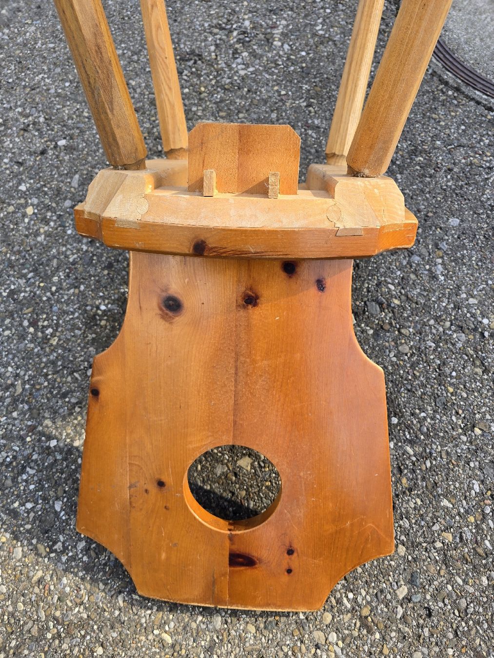Sedie: Rustikaler Holzstuhl mit Lochmuster - Einzigartiges Design! – Usato da Mettlen venduto da elios0888 8