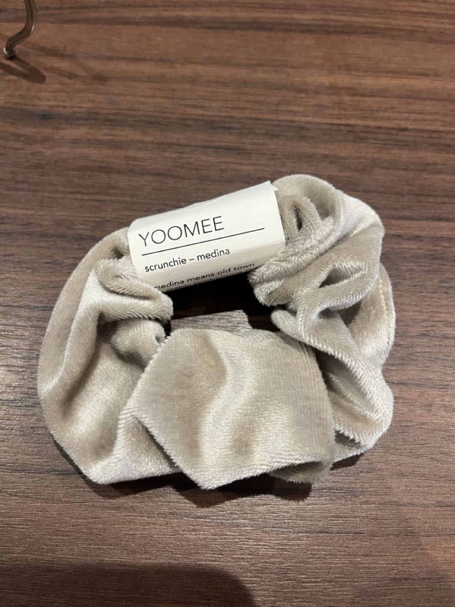 Accessori per capelli: YOOMEE Samt Scrunchie grau – Nuovo e nell'imballaggio originale da Hettlingen venduto da NorausWinti