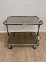 Vintage Servierwagen mit Rauchglas und Chromgestell