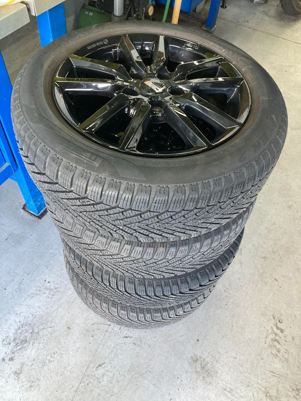 Kia Pneumatici & Ruote complete: 205/55R16 Winterräder Kia Ceed Continental – Usato da Cham venduto da WB2223