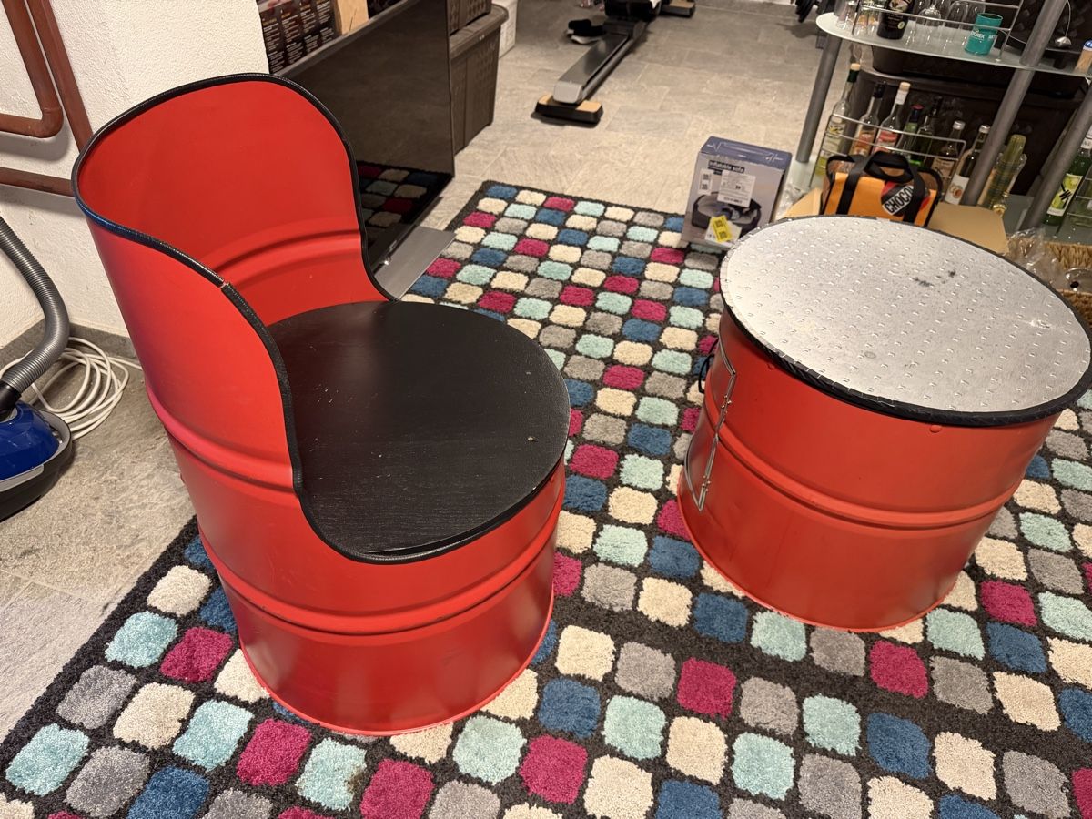 Accessori: Fassmöbel zwei Hocker mit Tisch rot Sitzmöbel Unikat – Usato da Deitingen venduto da cor_7h7k