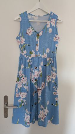 Sommerliches Kleid mit Blumenmuster, Grösse M, Neu