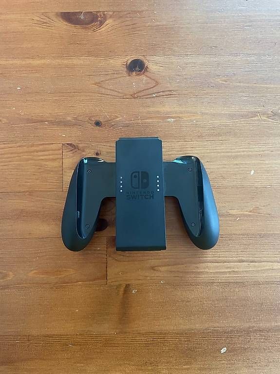 Nintendo Consoles: Nintendo Switch OG + custodia + vetro + grip + gioco – D'occasion à Zürich par DavideBarberi 4