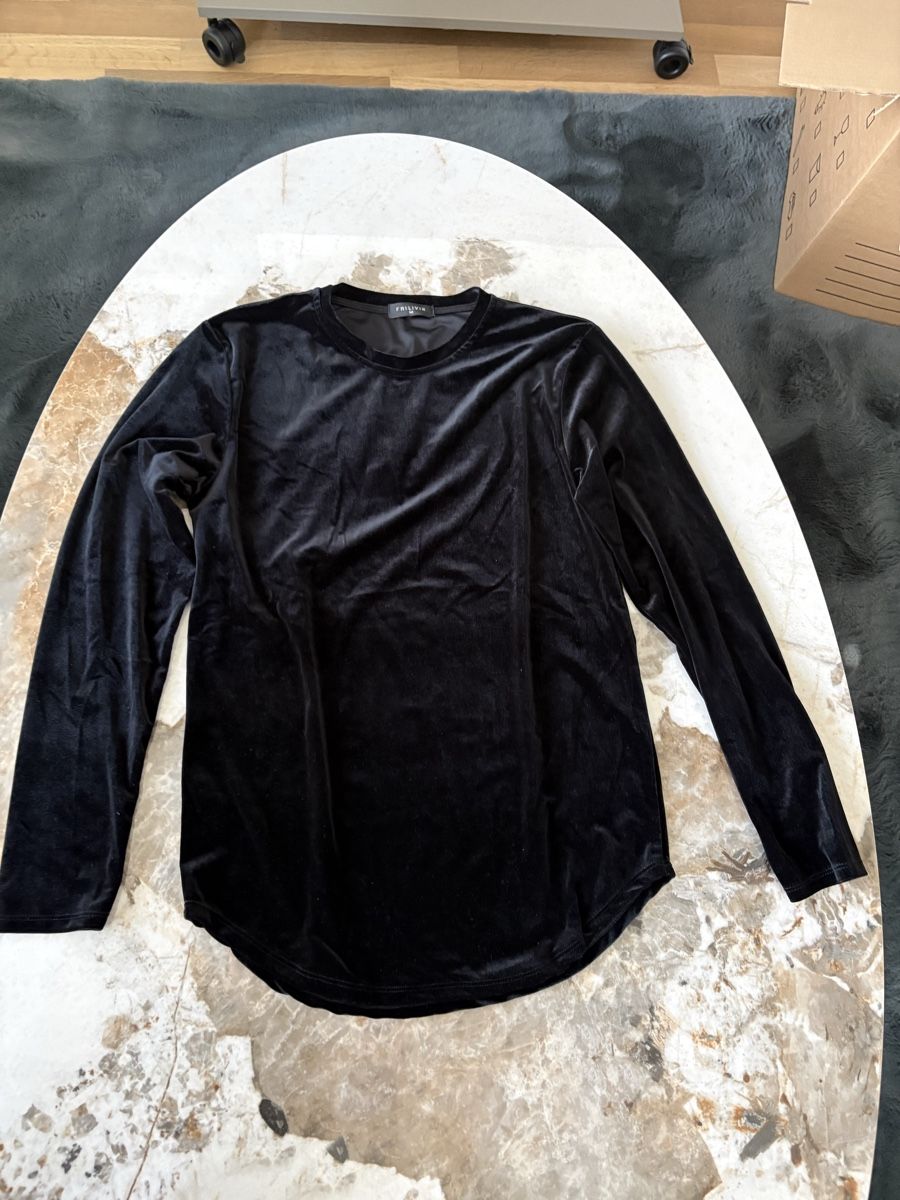 T-shirt: Damen Samt Langarmshirt Schwarz Grösse M neu – Nuovo (secondo la descrizione) da Spreitenbach venduto da Dani.97