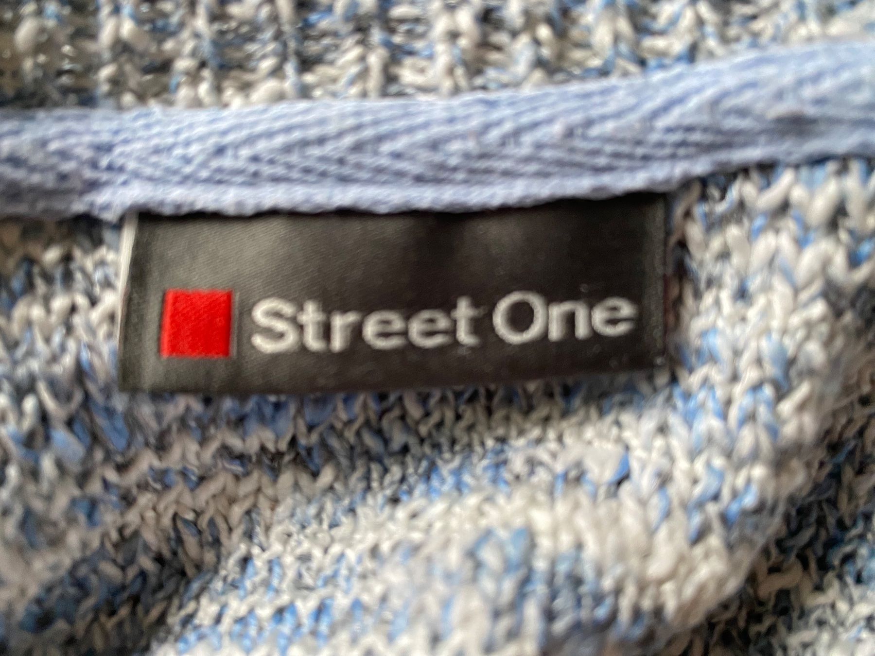 Pullover & Sweatshirts: Street One Strickpullover, weiss-hellblau, Gr. 40 – Gebraucht aus Niederhasli von Erwied 2