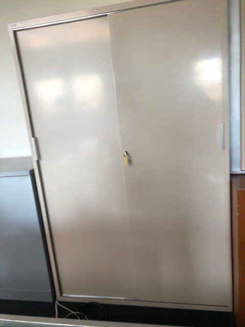 sehr-robuster-aktenschrank-mit-4-tablaren-und-2-schiebet-ren-gebraucht