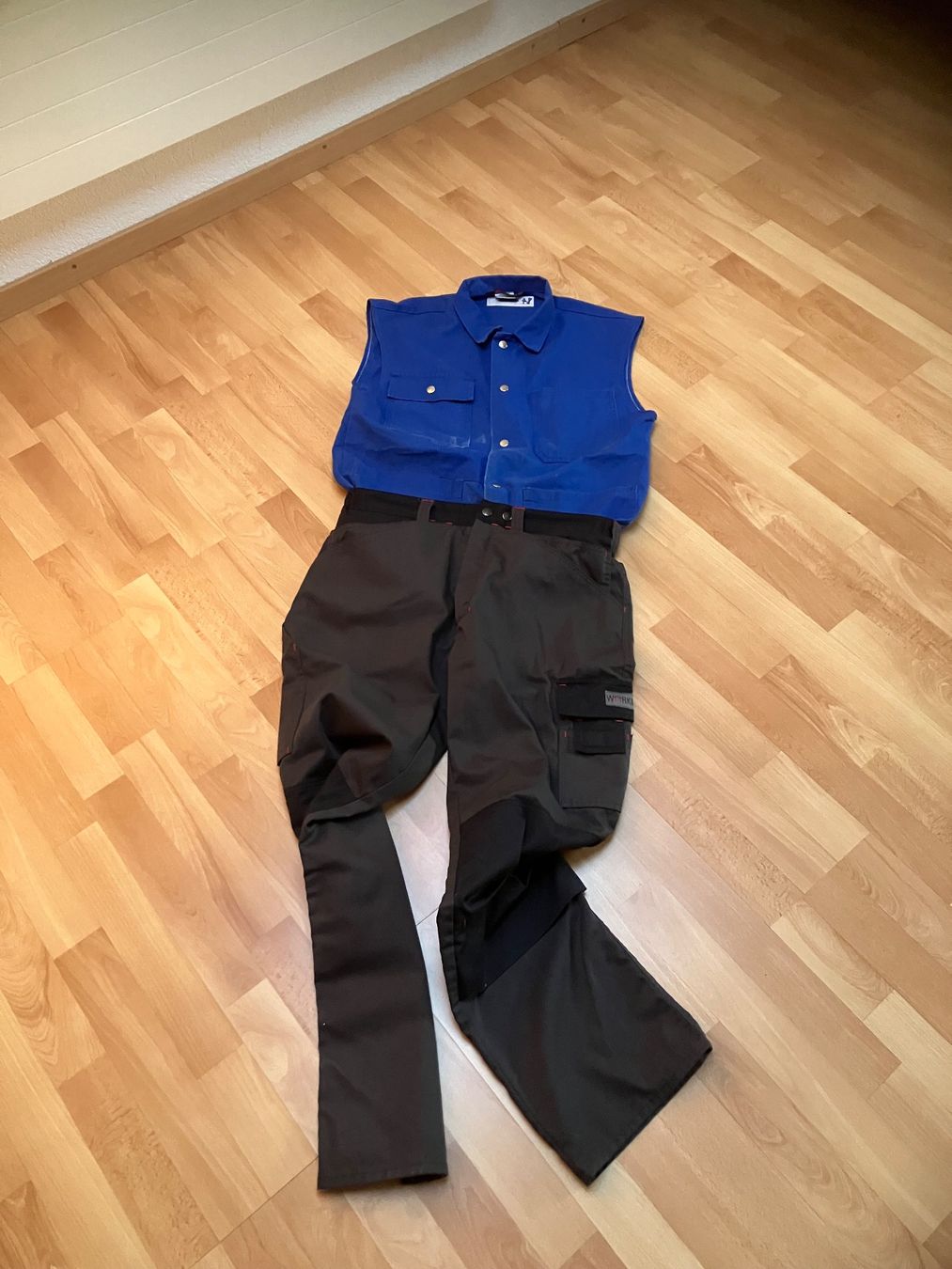 Lotti di vestiti: Arbeitskleidung Sommer Outfit – Usato da Bettwiesen venduto da Zustand57 1
