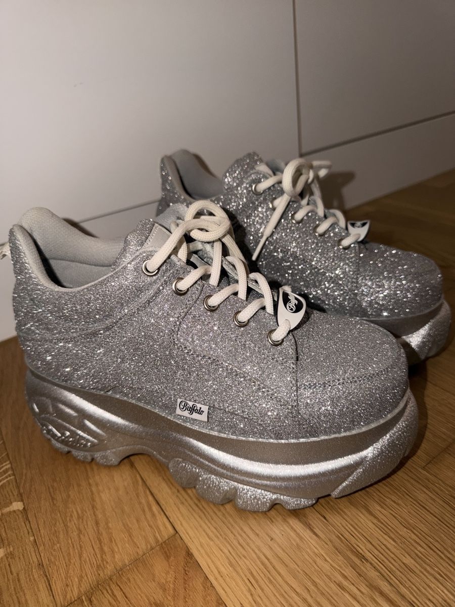 Buffalo Scarpe da donna: Buffalo Plattform Sneaker Glitzer Silber – Nuovo (secondo la descrizione) da Lenzburg venduto da Vani1313