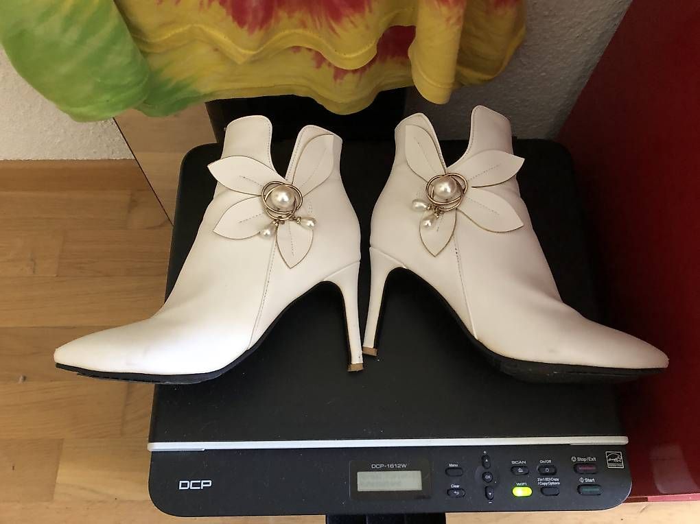 Chaussures femmes: weisse Pumps Grösse 40 – D'occasion à Villnachern par focusride