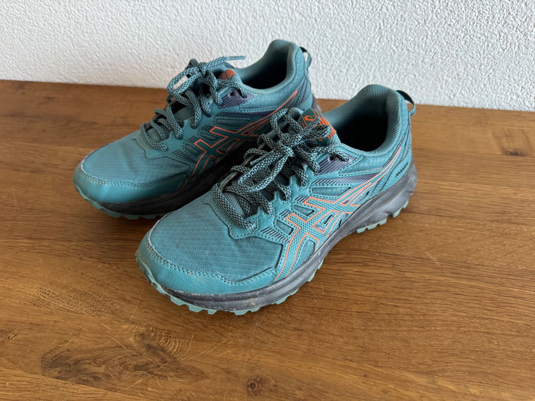 Asics Scarpe da donna: Asics Laufschuhe Gr 39.5 – Usato da Frauenfeld venduto da dilili