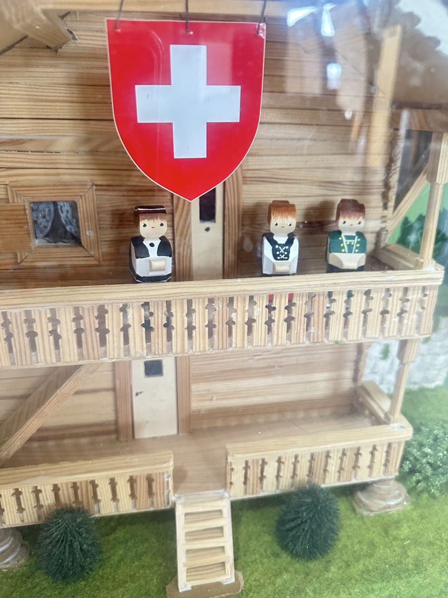 Foto & Immagini: Schweizer Chalet. Handarbeit, Modell im Glaskasten. – Usato da Rafz venduto da Tueni1 4