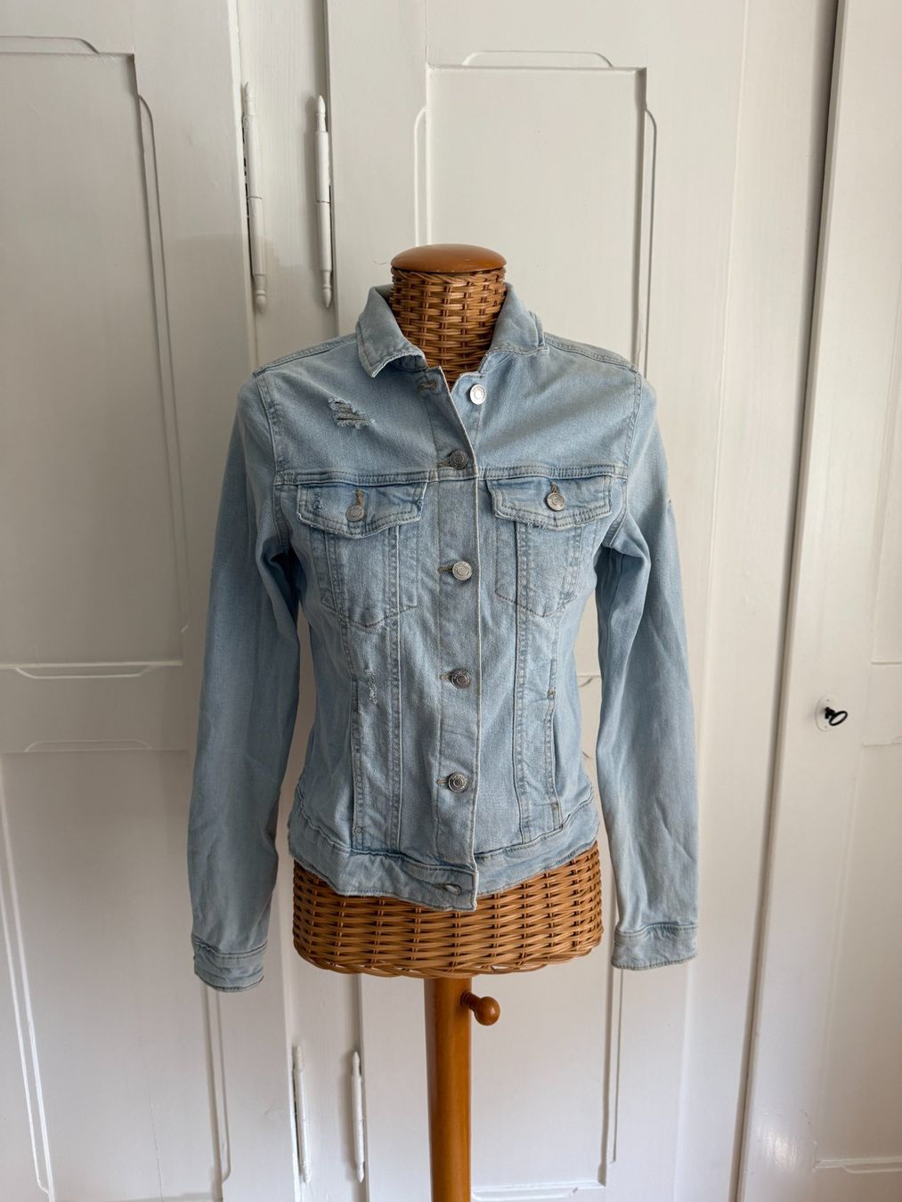 Bershka Jacken: BERSHKA - Jeansjacke hellblau S – Gebraucht aus Zürich von Diazaio