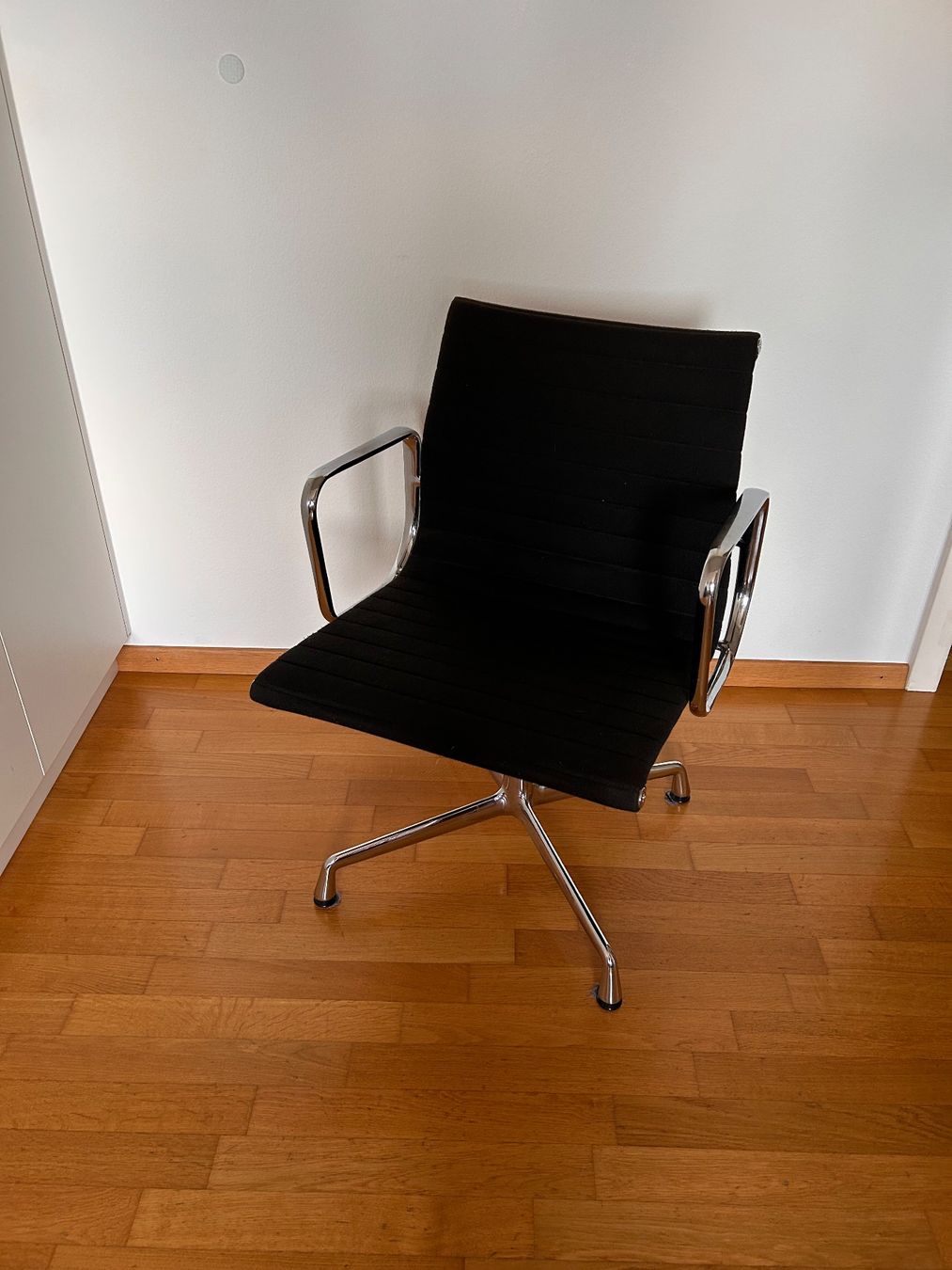 Vitra Sedie: Eames EA 108 Bürostuhl in Schwarz Vitra – Usato da Zürich venduto da ben_lig 1
