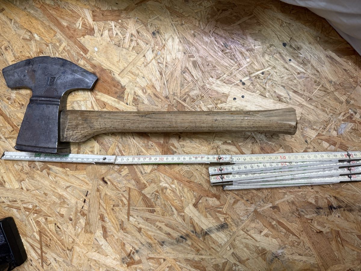 Tutti gli attrezzi: Alte Axt / Beil mit Holzstiel, ca. 50 cm – Usato da Langnau am Albis venduto da shukiBuki