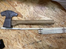 Alte Axt / Beil mit Holzstiel, ca. 50 cm