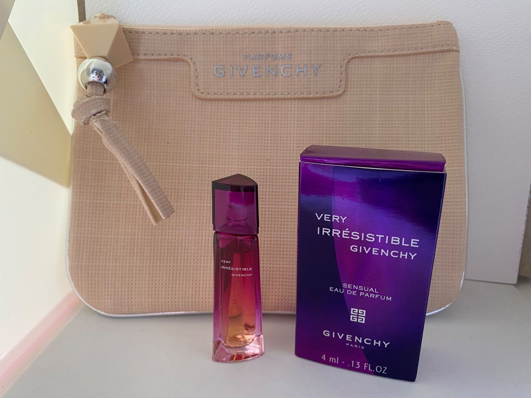 Givenchy Parfum & Eau de Toilette: Miniature Very Irrésistible Sensual Givenchy – Neu und originalverpackt aus Bouveret von wes_7zll