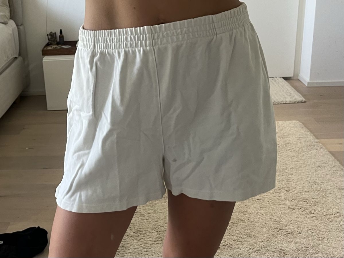 Brandy Melville Pantalons: Brandy shorts – D'occasion à Zürich par rox_ws8v 7