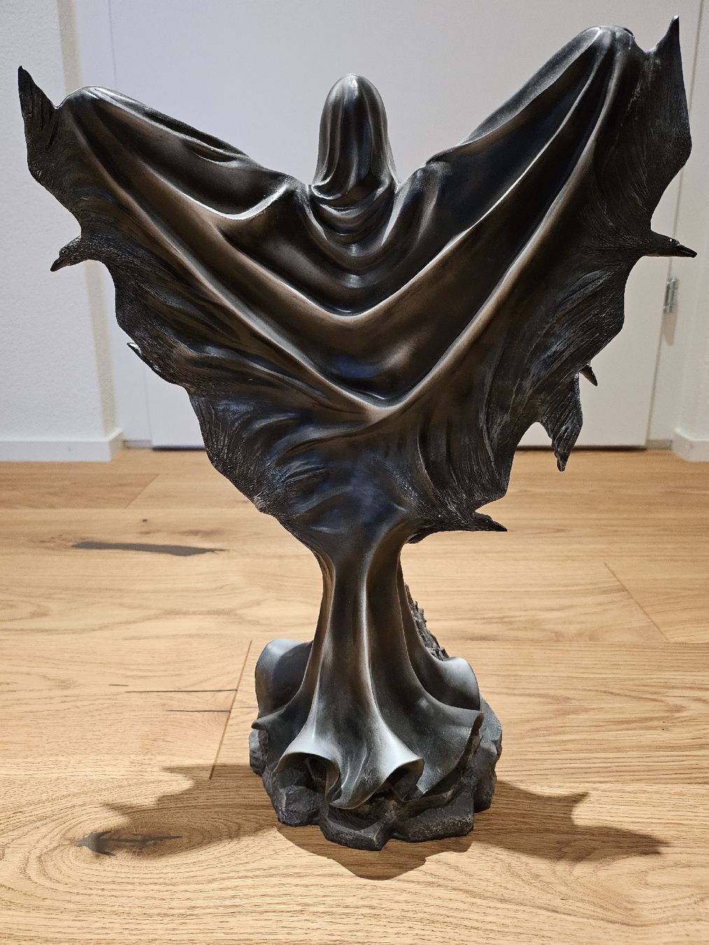 Figuren: Elfenfigur im Rabengewand hinter Vulkan stehend – Gebraucht aus Herzogenbuchsee von bema66 2