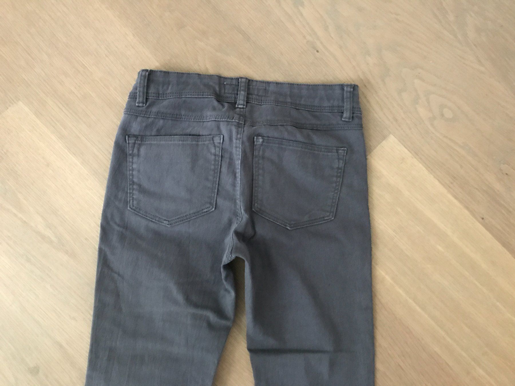 H&M Pantaloni: Jeans dunkelgrau in Grösse 152 – Usato da Rüschlikon venduto da user999 5