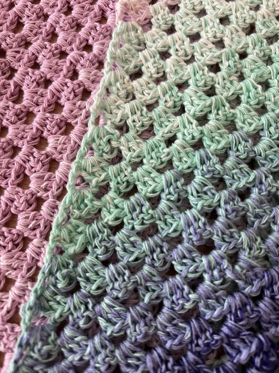 Foulard & Sciarpe: Dreiecktuch Gehäkelt – Nuovo e nell'imballaggio originale da Rupperswil venduto da sige82 1