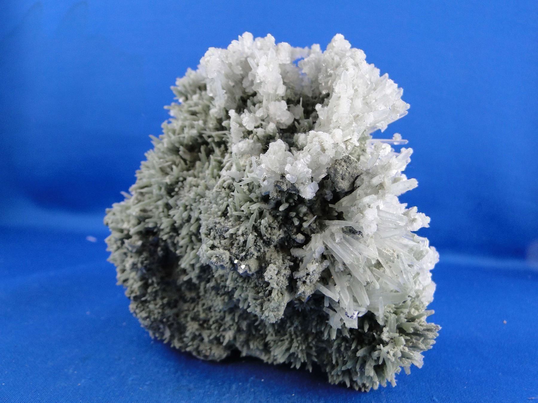 Minerali & Pietre curative: Calcite auf Bergkristall var Prasem – Usato da Schinznach Bad venduto da Demerald 1