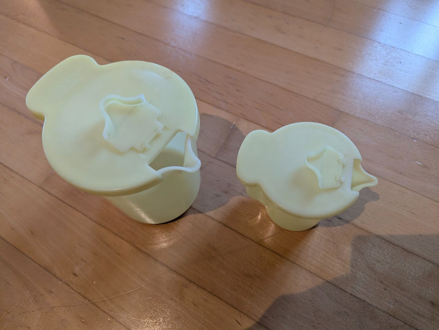 Tupperware Contenitori & Simili: Vintage Tupperware Milchausschenker, gross+klein, gelb – Usato da Unterengstringen venduto da Olifant4 1