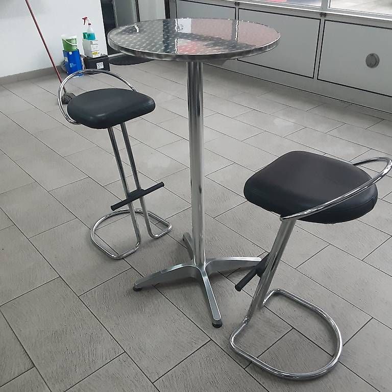 Sgabelli: Bartisch mit Hocker – Usato da Emmenbrücke venduto da Zoll58