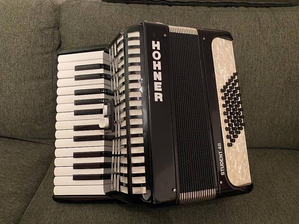Hohner Strumenti musicali: Akkordeon Hohner Student 48 – Usato da Lenzerheide/Lai venduto da soeri73