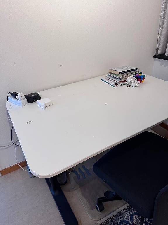 Ikea Scrivanie: Manuell verstellbarer Arbeitstisch IKEA – Usato da Zollikon venduto da eva111