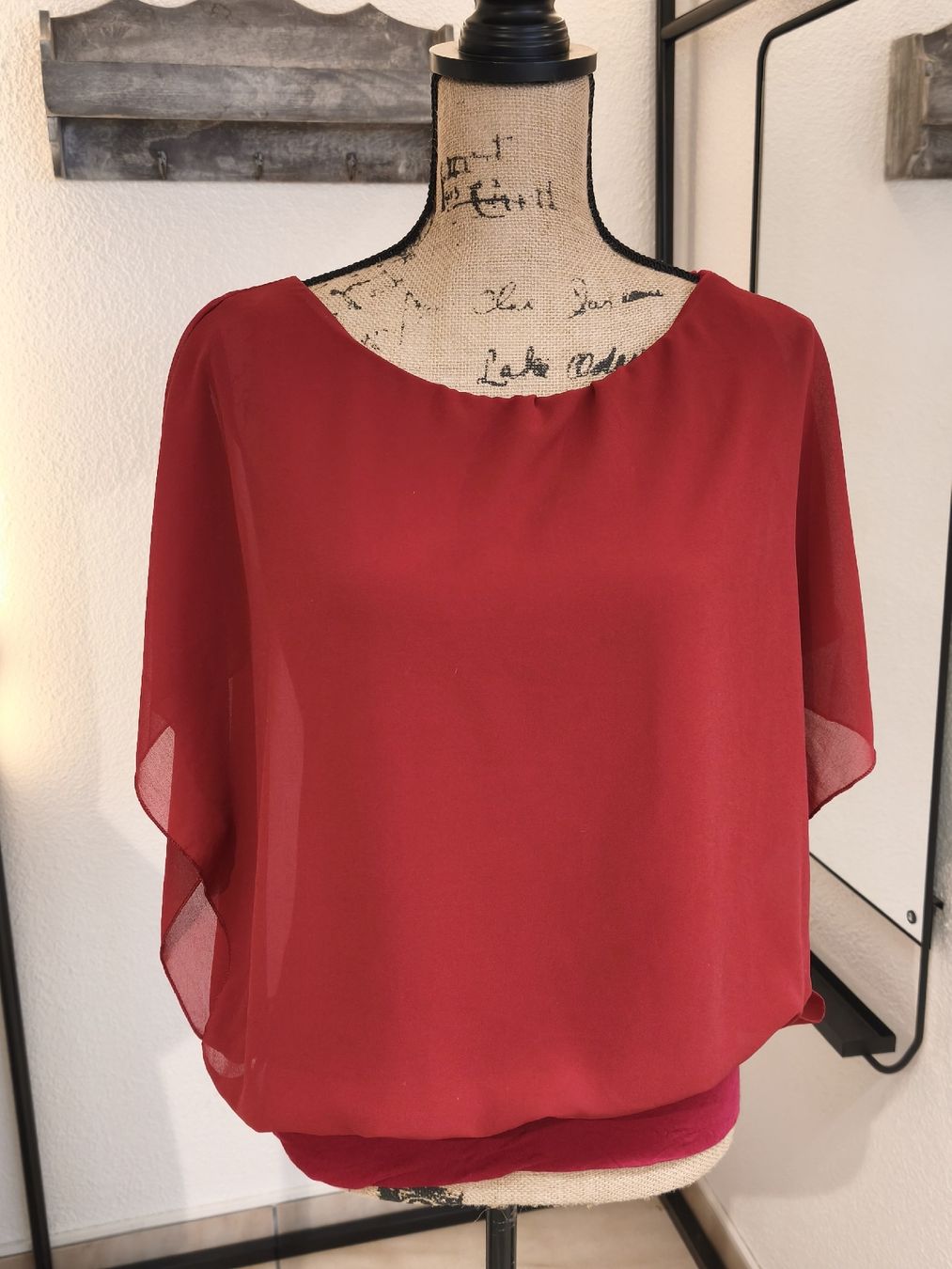 Chemisiers: Damen Bluse rot weite Ärmel elastischer Saum – D'occasion à Emmetten par SecondhandSiska