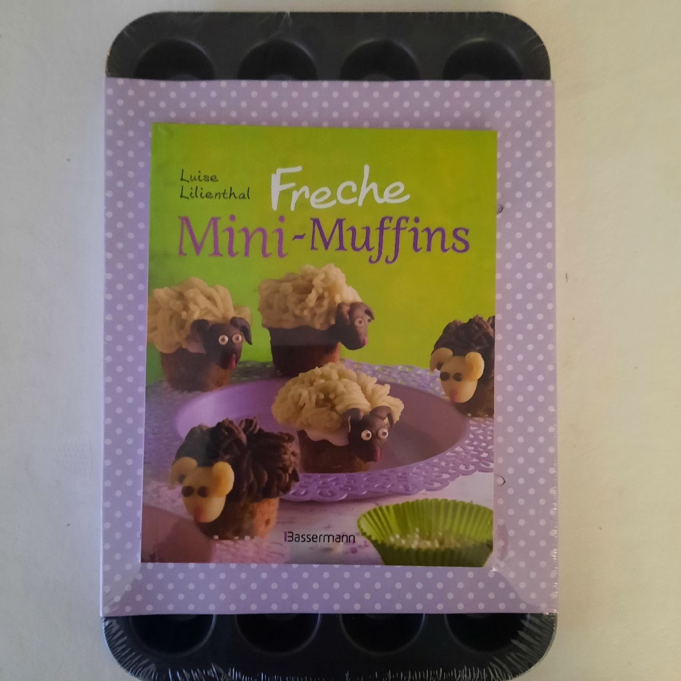 Teglie da forno: Mini Muffinform mit Rezeptbuch "Freche Mini-Muffins" Neu. – Nuovo e nell'imballaggio originale da olten venduto da Laterne50