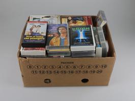 Kiste mit Videokassetten