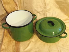 2 casseroles/1 couvercle émail vert 2 tailles anciennes